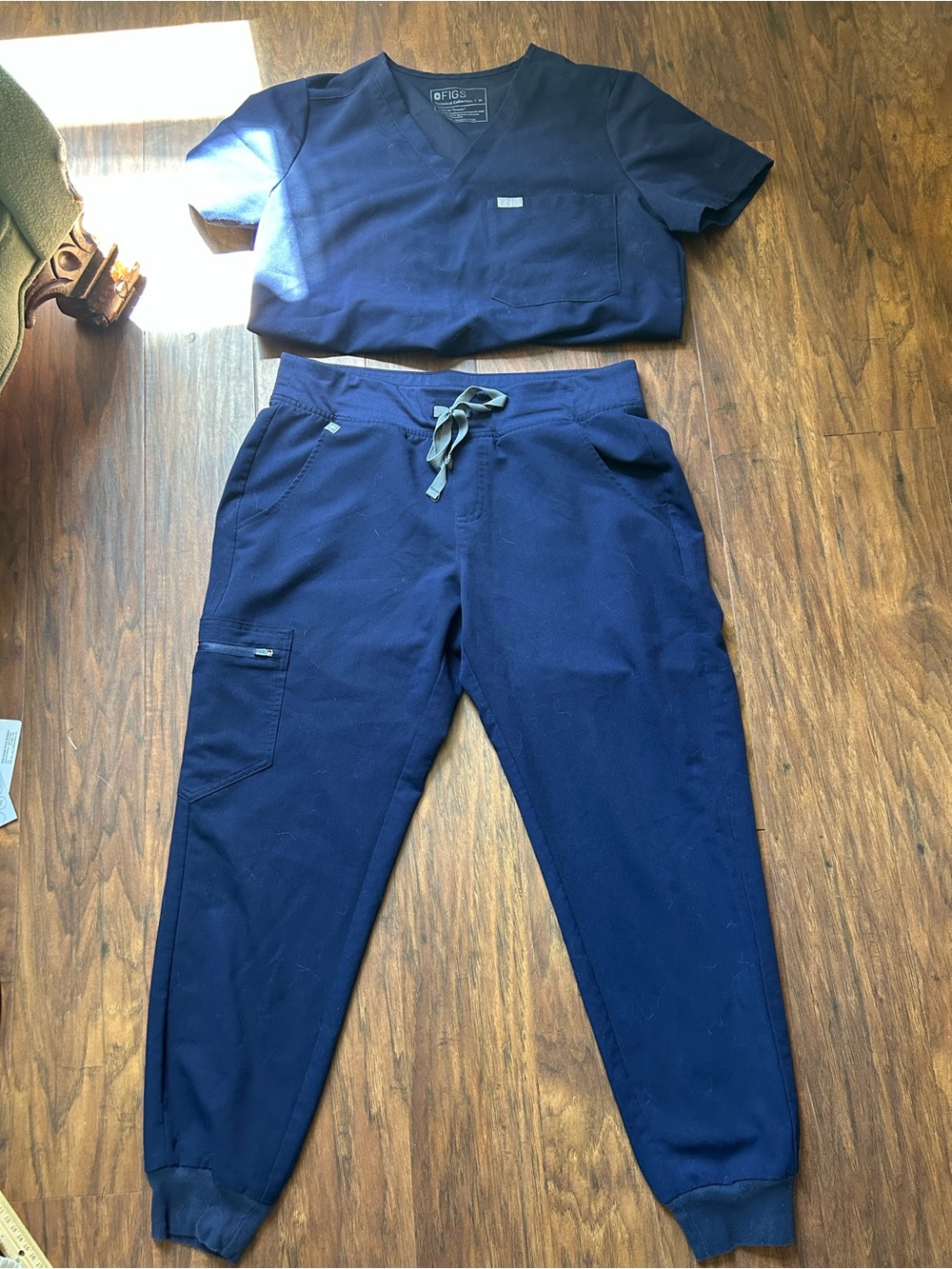 Figs Women’s Zamora Jogger Scrub Pants and Top in Navy Blue Size Medium Petite